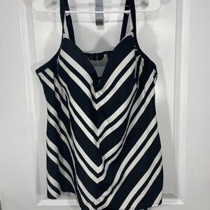 Lane Bryant Striped Black and White Women's Bathingsuit Top Size 42DDD CB-110